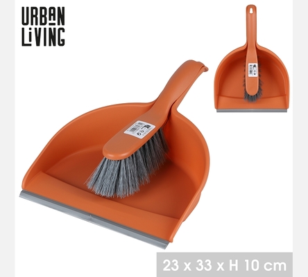 Ensemble pelle et balayette orange.