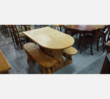 Ensemble table et 2 bancs en pin massif.