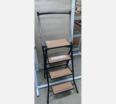 Escabeau en métal noir