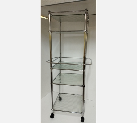 Etagère colonne Habitat sur roulettes en chrome et verre armé.