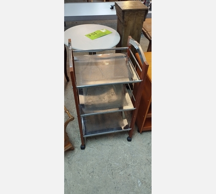 Etagère desserte en bois et métal, sur roulettes.