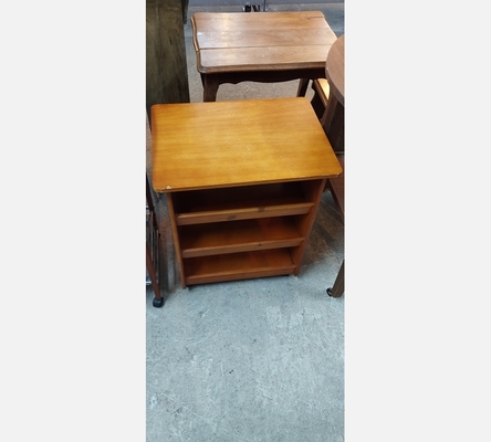 Etagère desserte en bois, sur roulettes.