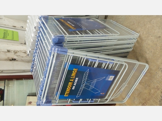 Etendoir à linge en acier.