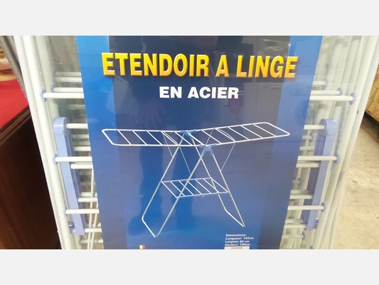 Etendoir à linge en acier.