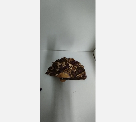 Évantail en bois forme demi-chapeau