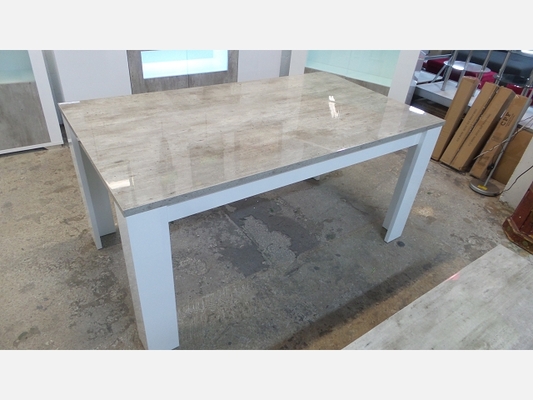 Expo Table de salle à manger Dylan laquée blanc et effet béton.