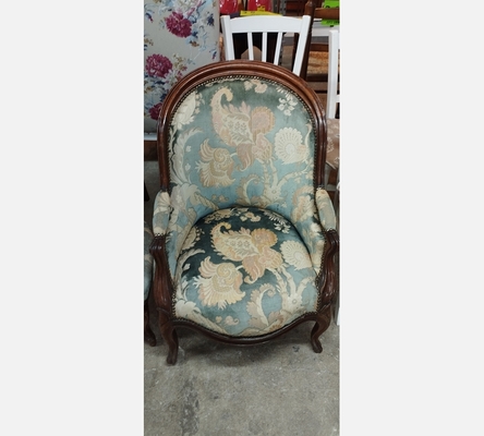 Fauteuil ancien style Louis XV à velours japonisant.