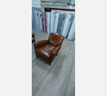 Fauteuil club en cuir chapeau de gendarme .