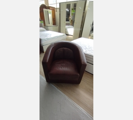 Fauteuil club en cuir de buffle .