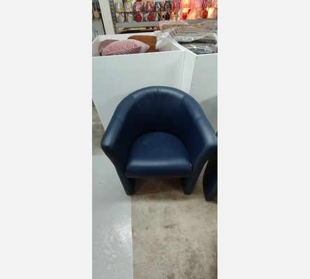 Fauteuil club en pvc bleu.
