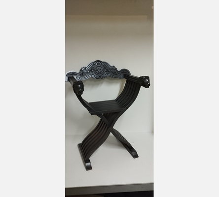 Fauteuil Dagobert Savonarola à têtes de lions teinté gris noir.