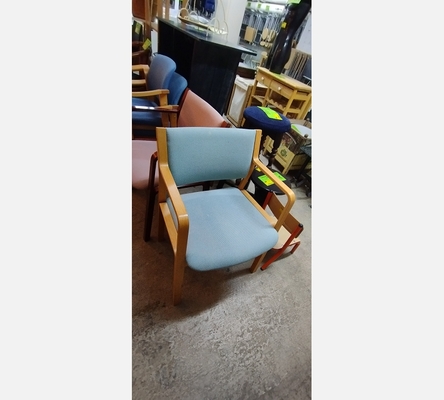 Fauteuil de bureau bois et tissu.