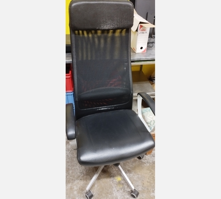 Fauteuil de bureau en cuir noir.