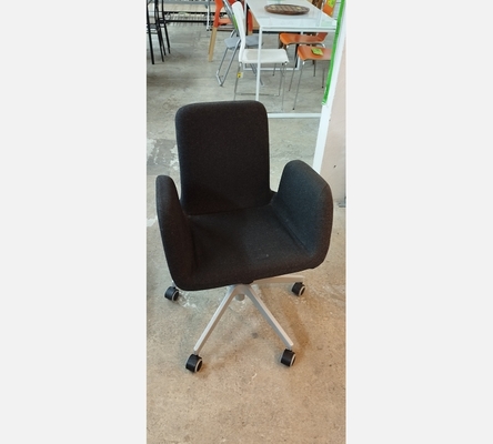 Fauteuil de bureau en feutre gris.