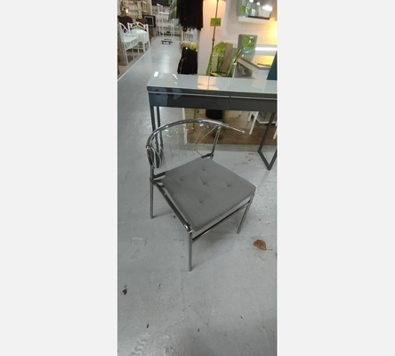 Fauteuil de bureau en plastique transparent et métal.