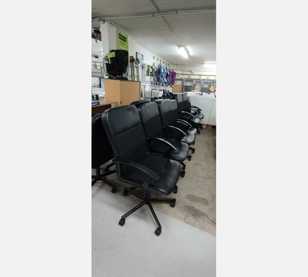 Fauteuil de bureau noir sur roulettes