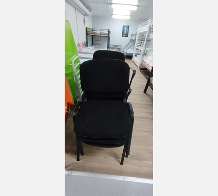 Fauteuil de bureau noir sur roulettes