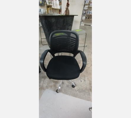 Fauteuil de bureau noir sur roulettes