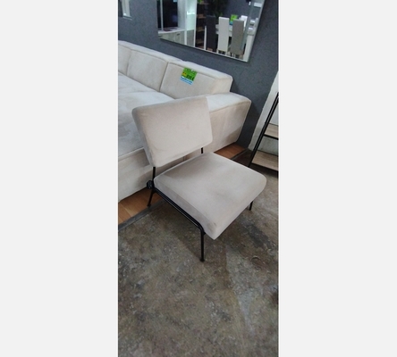 Fauteuil design en tissu crème.