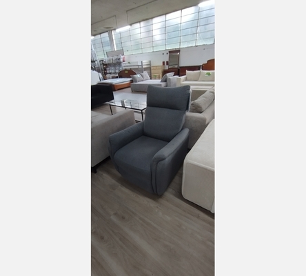 Fauteuil électrique en tissu gris.