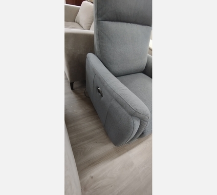 Fauteuil électrique en tissu gris.