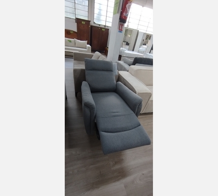 Fauteuil électrique en tissu gris.