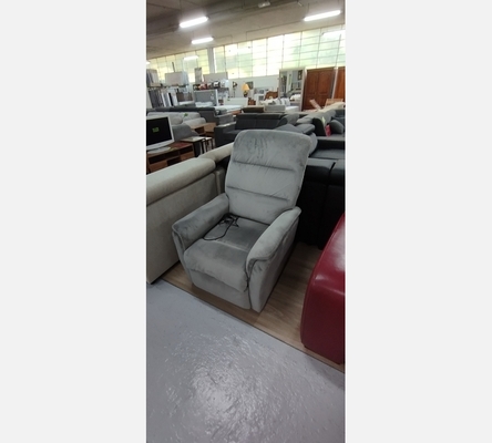 Fauteuil électrique en velours gris.