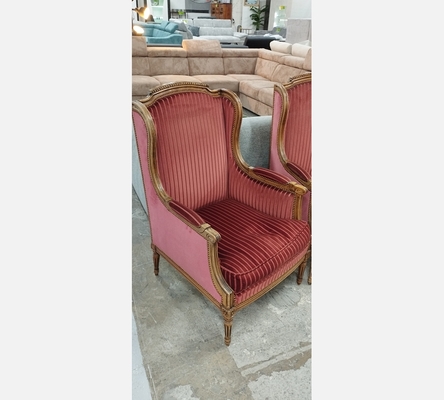 Fauteuil style Louis XVI en velours bordeaux.