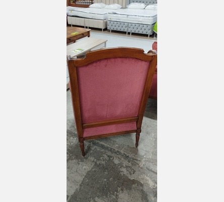 Fauteuil style Louis XVI en velours bordeaux.