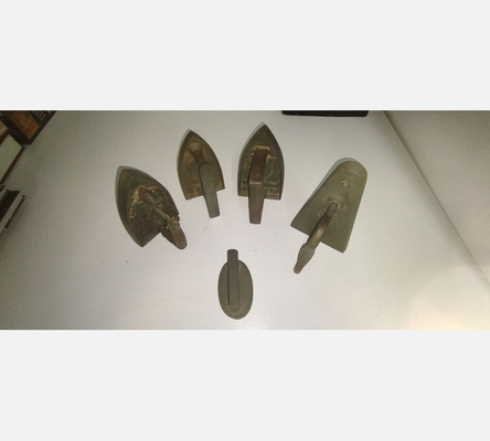 Fer à repasser en fonte.