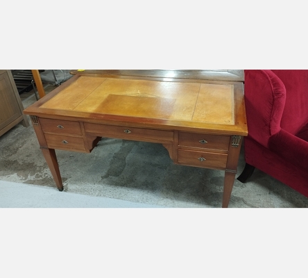 Grand bureau en merisier style Directoire avec 5 tiroirs.