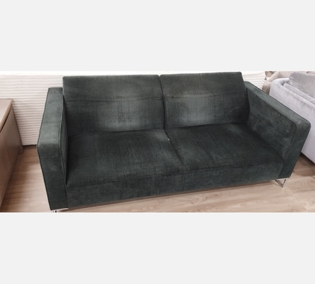 Grand canapé 3 places en tissu gris vert avec assise qui s'allonge.