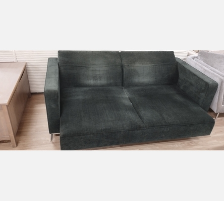 Grand canapé 3 places en tissu gris vert avec assise qui s'allonge.