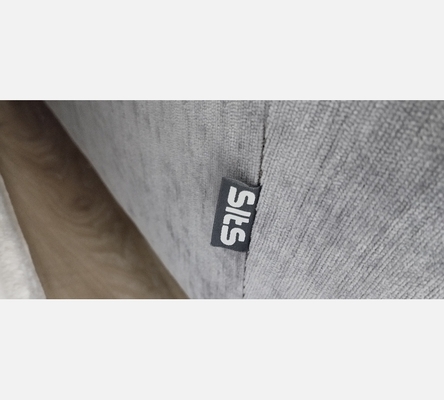 Grand canapé 3 places en velours gris de chez Sits.