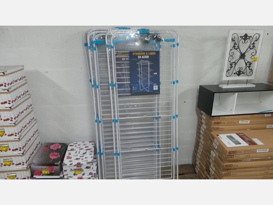 Grand étendoir à linge pliant sur roulettes. 40m.