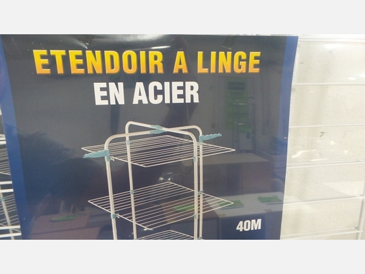 Grand étendoir à linge pliant sur roulettes. 40m.
