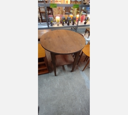 Grand guéridon rond en bois brut.