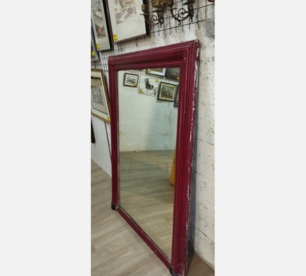 Grand miroir de cheminée repeint en rouge.