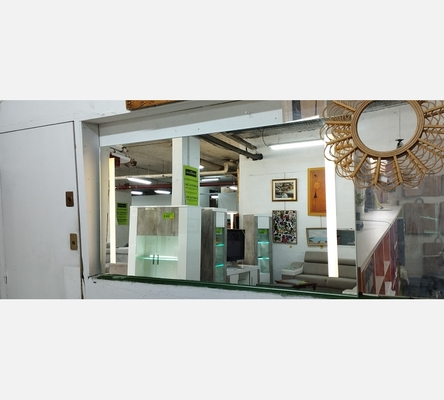 Grand miroir de salle à manger.