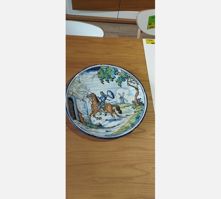 Grand plat en céramique.