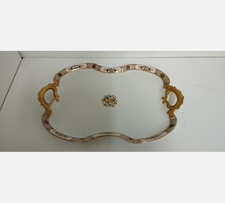 Grand plat en porcelaine blanche, décor liseré doré avec 2 anses.