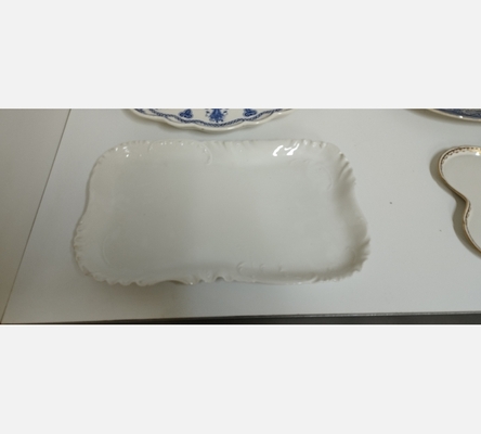 Grand plat rectangulaire en porcelaine blanche, décor en relief.