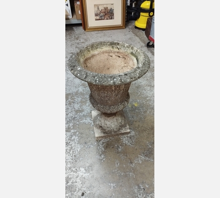 Grand vase Médicis en pierre reconstituée. Hauteur 66 cm.