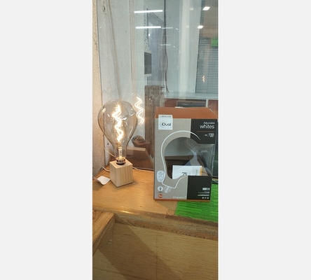 Grande ampoule LED avec télécommande.