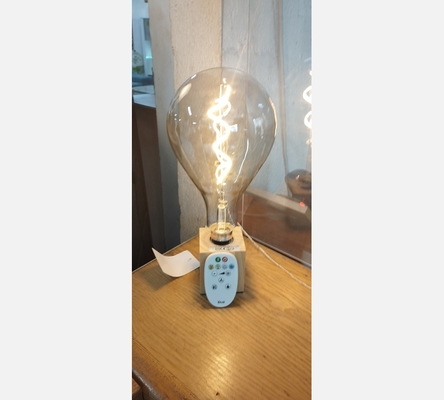 Grande ampoule LED avec télécommande.