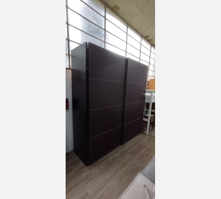 Grande armoire  portes coulissante avec commode de rangement.