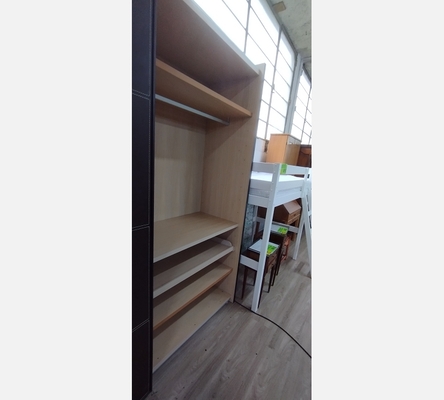 Grande armoire  portes coulissante avec commode de rangement.