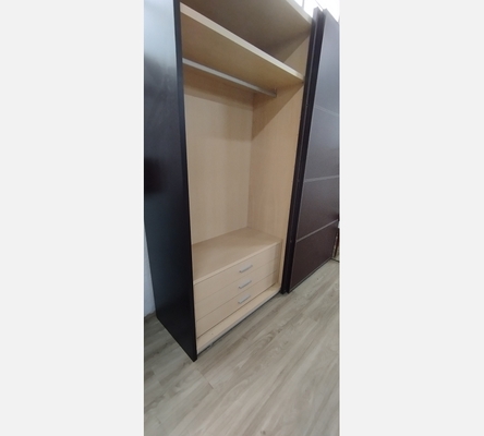 Grande armoire  portes coulissante avec commode de rangement.