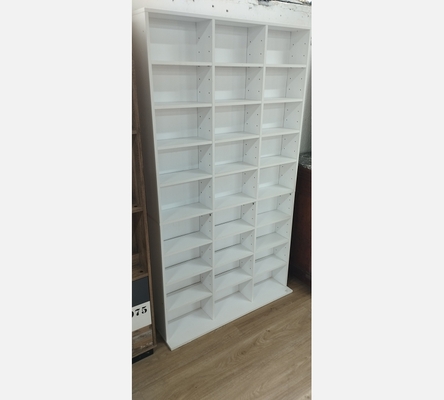 Grande bibliothèque blanche avec beaucoup d'étagères.