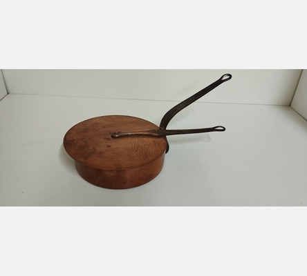 Grande casserole ancienne avec couvercle en cuivre.